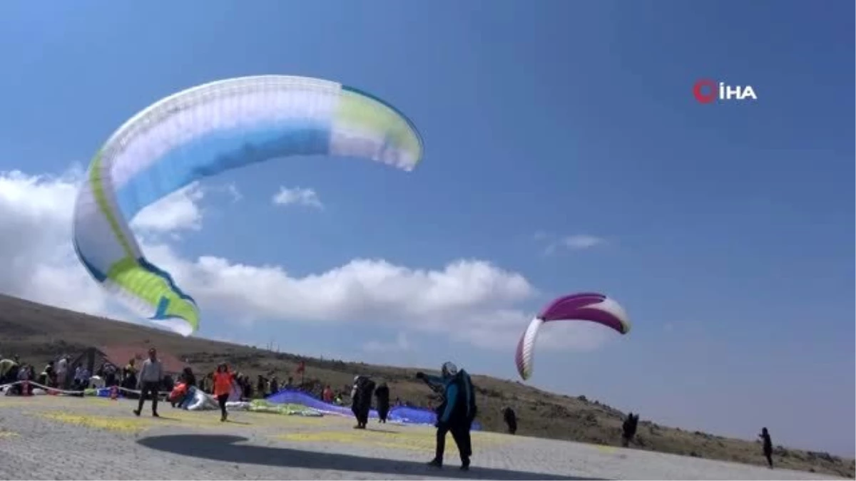 Yamaç Paraşütü Süper Final Test Şampiyonası Türkiye\'de ilk kez başladı