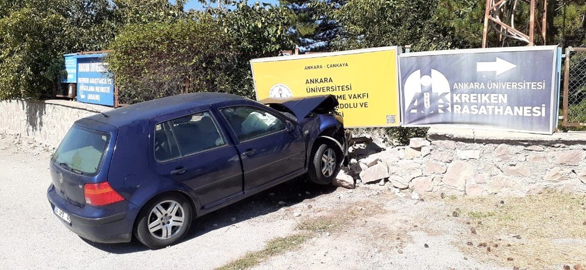 Ankara\'da otomobil duvara çarptı: 4 öğretmen yaralı