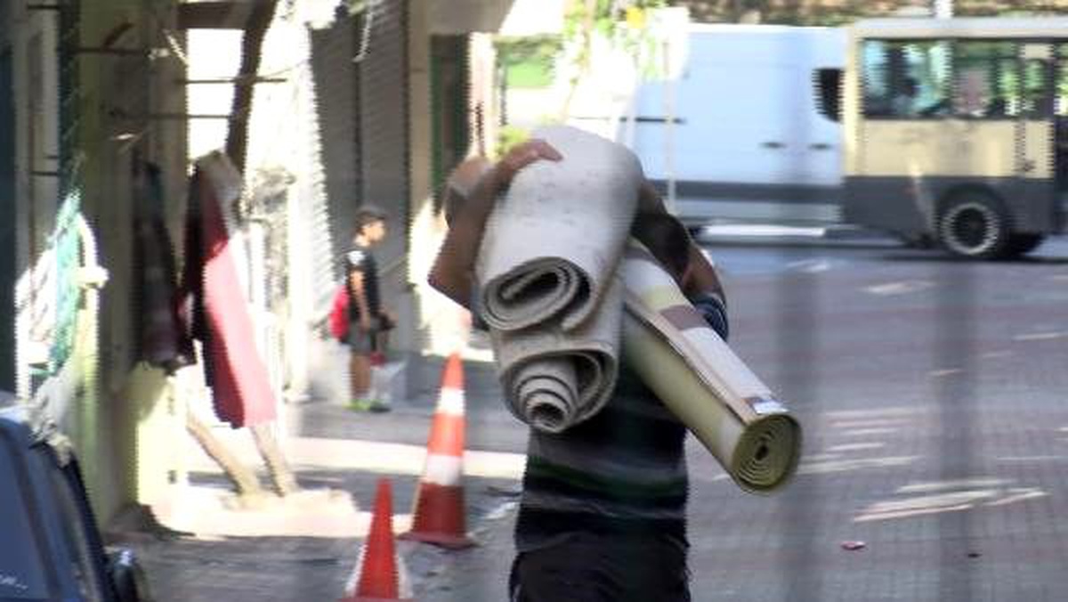 Bağcılar\'daki bina sakinleri eşyalarını topluyor
