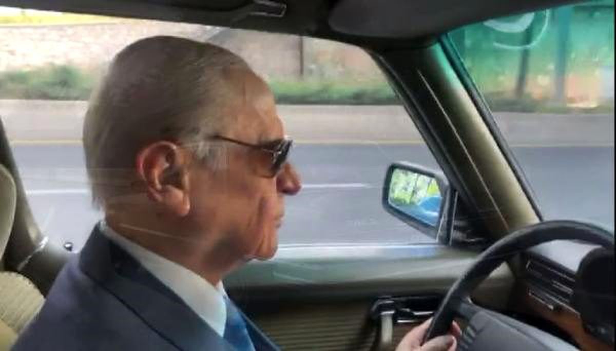 MHP lideri Bahçeli, Neşet Ertaş dinleyip klasik otomobiliyle başkent sokaklarını gezdi