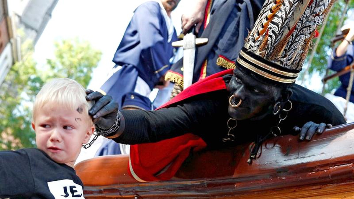 Belçika\'da ırkçılık tartışması: \'Vahşi\' figürü makyajla siyaha boyandı, prangaya vuruldu