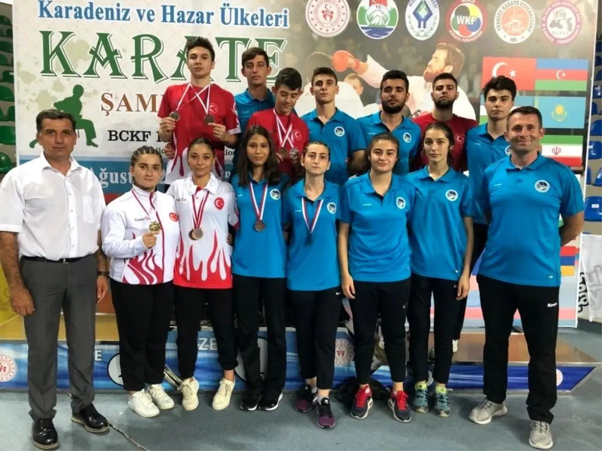 Büyükşehirli karateciler Rize\'de madalyaları topladı