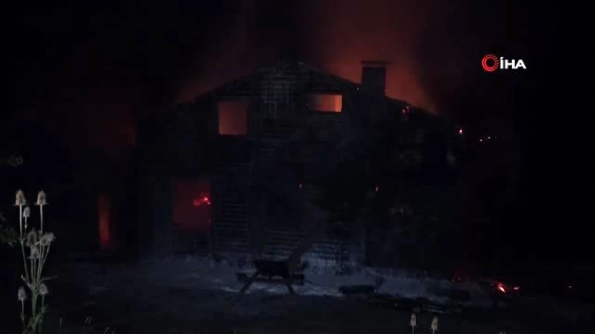 Çatı tadilatı sırasında çıkan yangında üç ev yandı