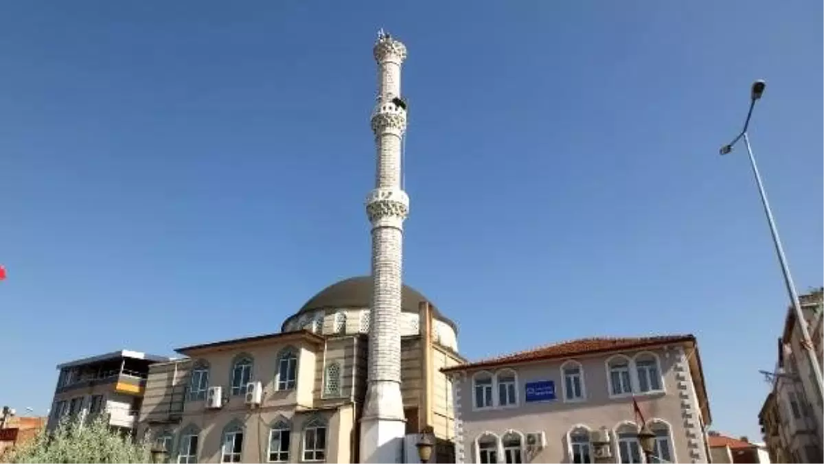 Çatlayan minareyi, yalçın çifti onarıyor