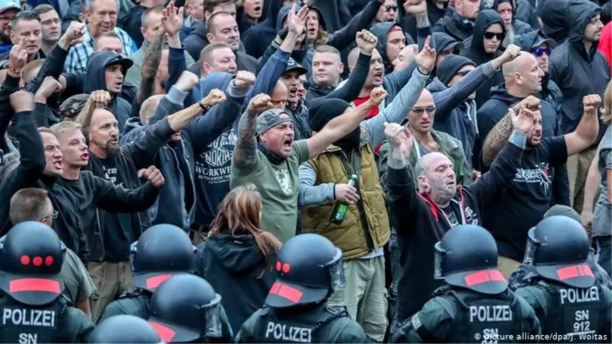 Chemnitz\'de aşırı sağcılar "göçmen avına" çıkmış