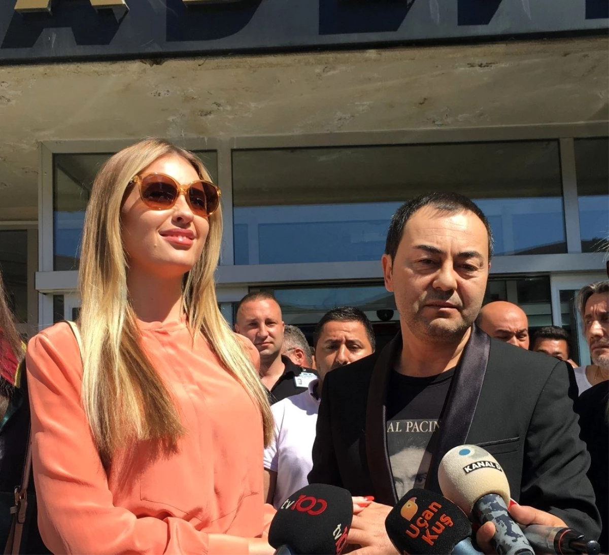 Chloe Loughnan, Serdar Ortaç\'ı her yerden sildi