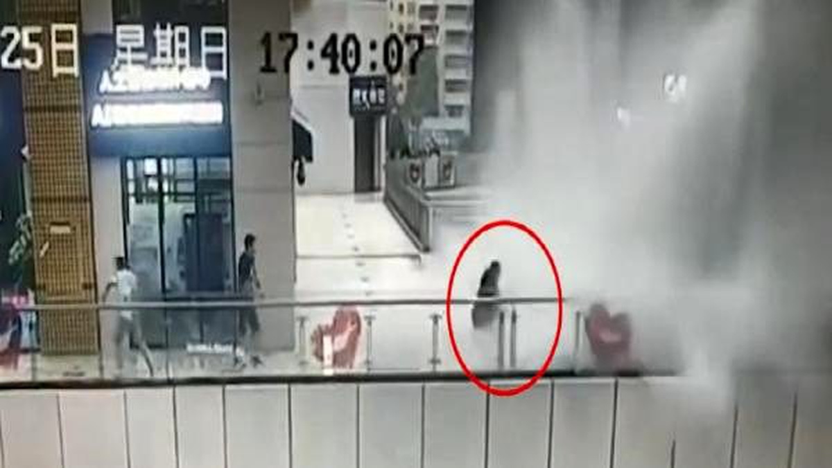 Çöken avm çatısındaki su, genç kızı metrelerce öteye sürükledi