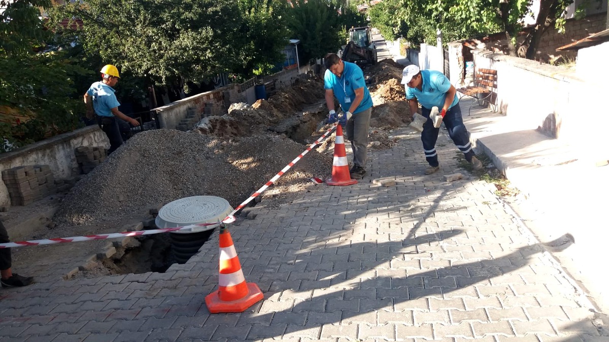 Demirci\'de Mahallelerin altyapıları yenileniyor