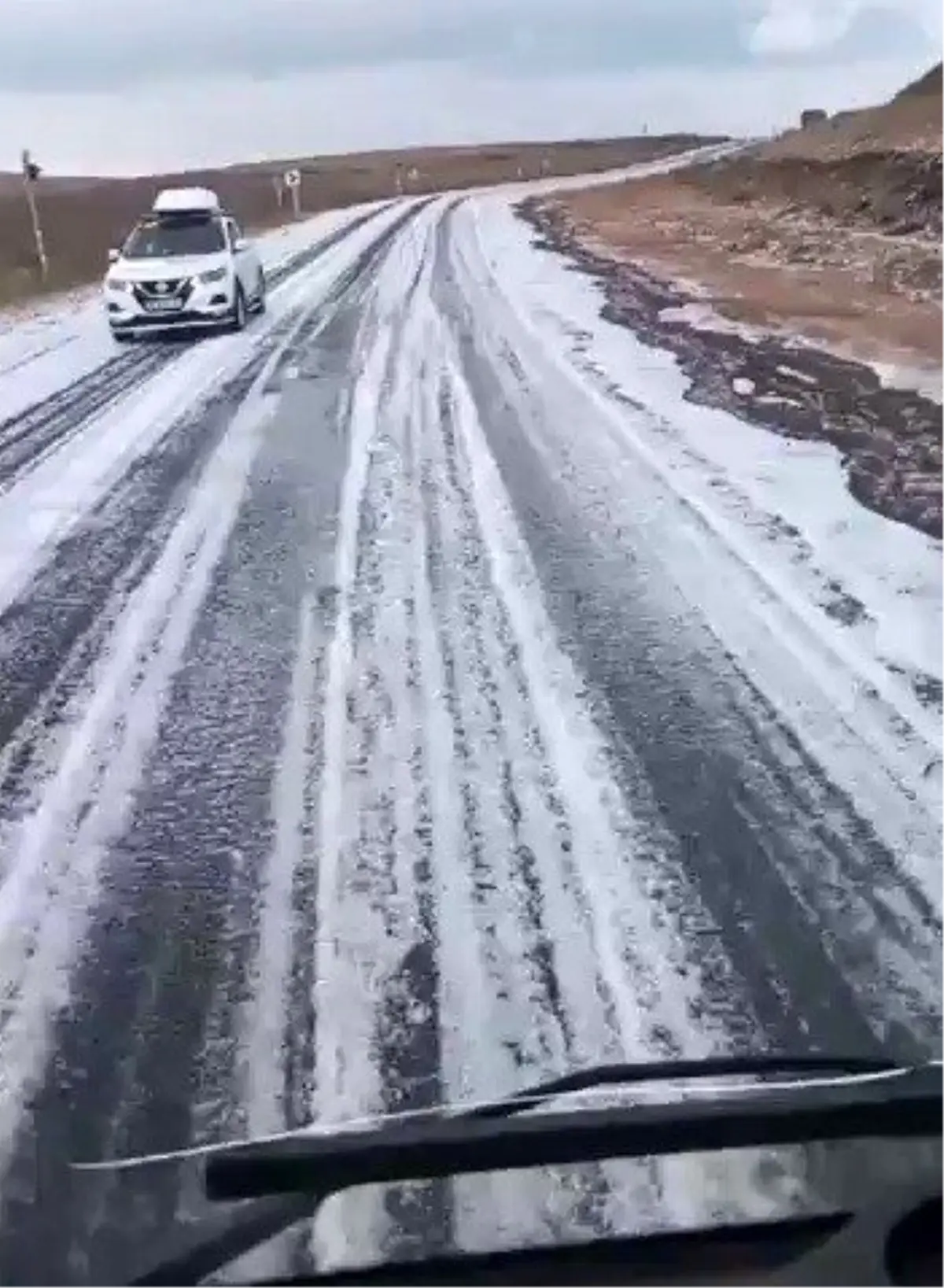 Dolu yağışı karayolunu beyaza bürüdü