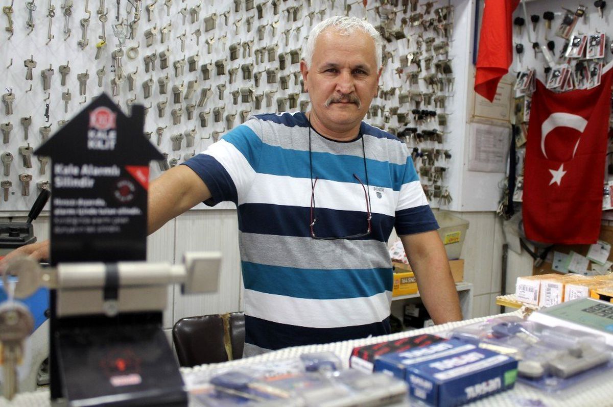 Esnaftan öğrencilere esprili mesaj: "Unutkan olmalarını diliyoruz"