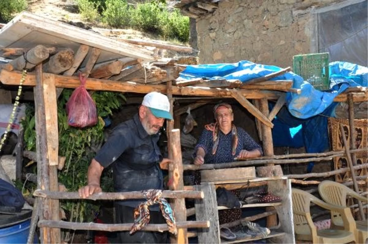 Evleri yıkılan çift, yardım istiyor