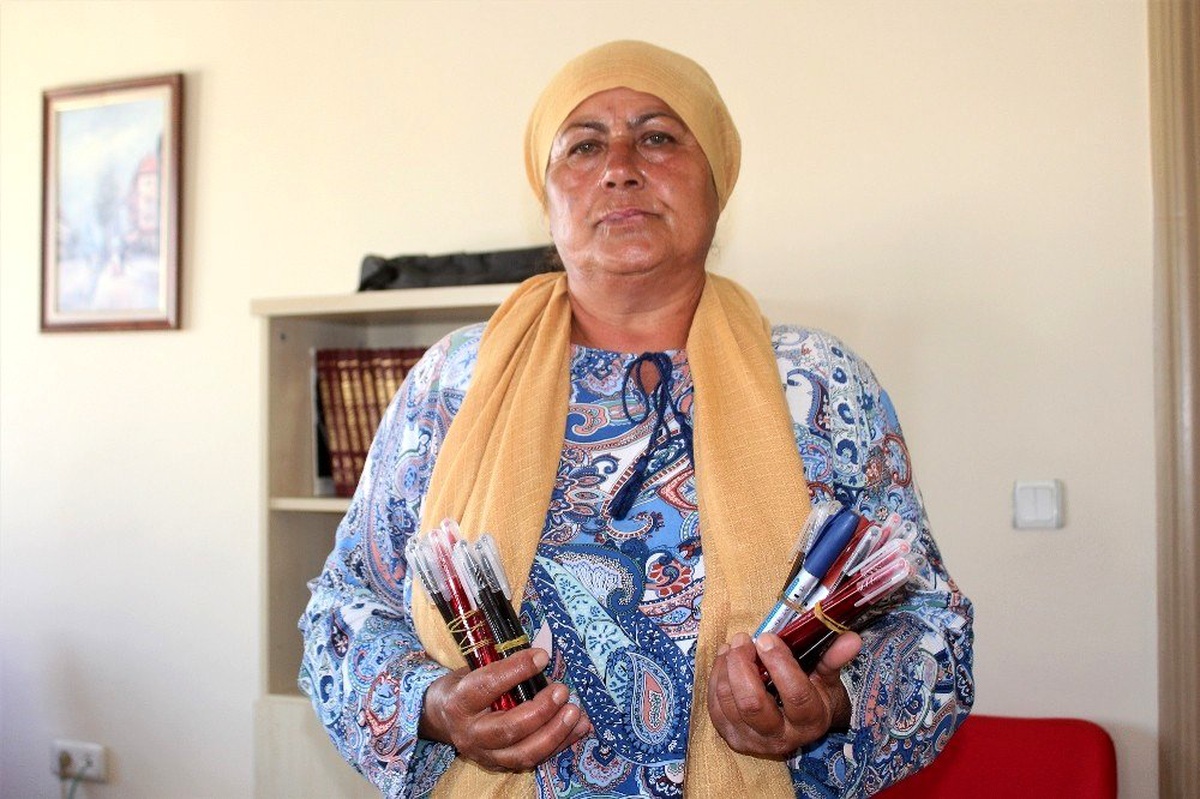 Felç olmamak için kırtasiye malzemesi satıyor