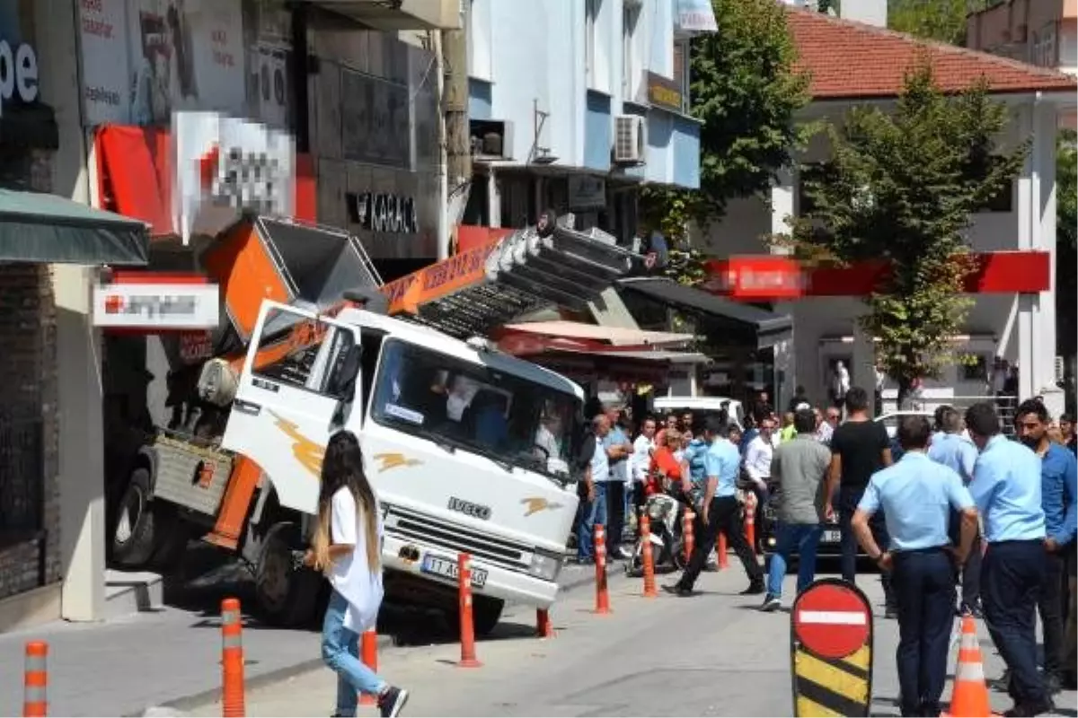 Freni boşalan kamyonet, dükkana girdi