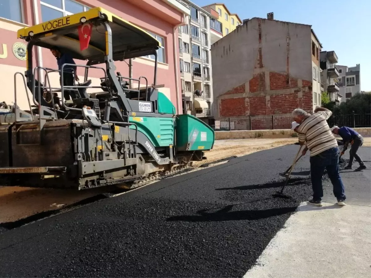 Gemlik Belediyesi\'nden Şükrü Şenol Ortaokulu\'na asfalt desteği