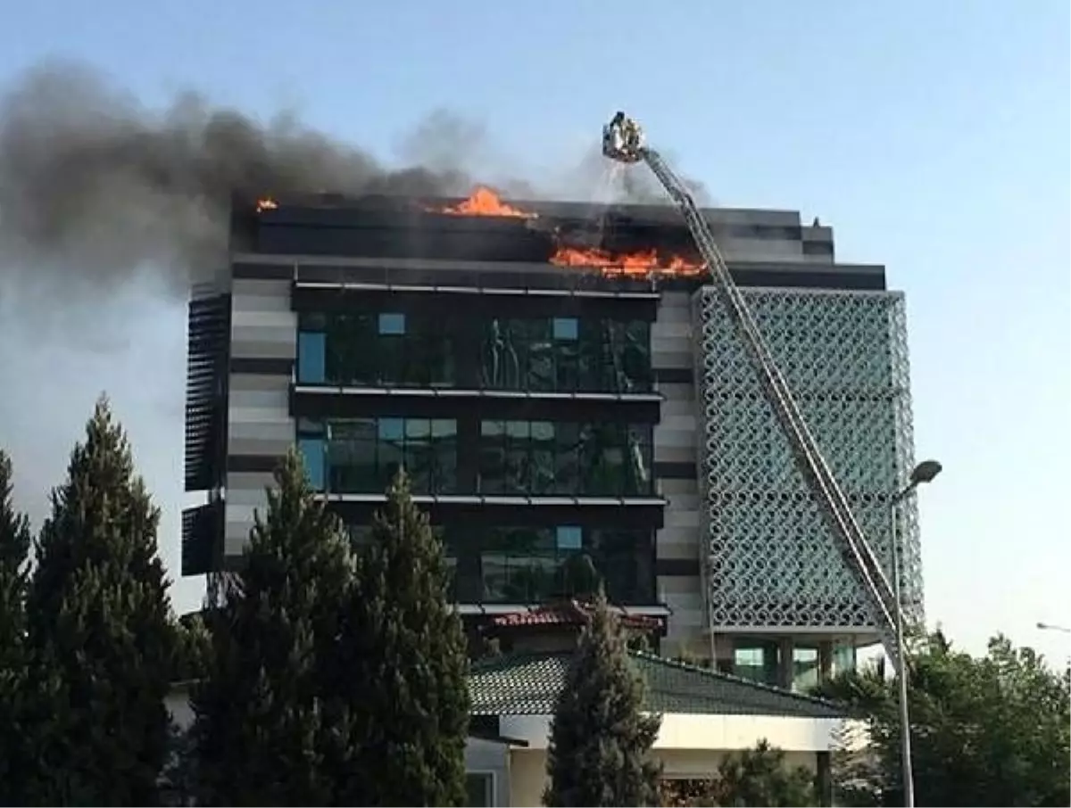 İzmir\'de çatı yangını