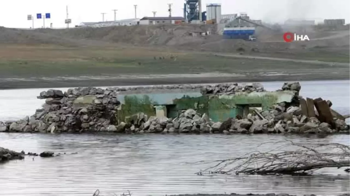 Kars\'ta baraj suyu çekildi, köy gün yüzüne çıktı