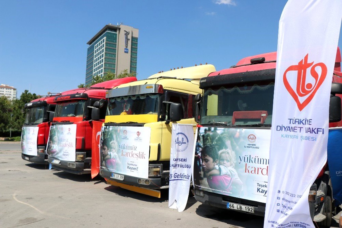Kayseri\'den 10 yardım tırı, dualarla uğurlandı