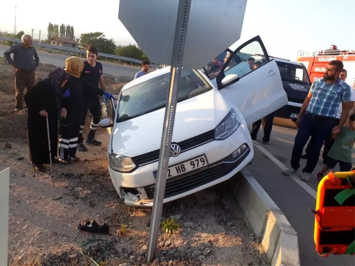 Kontrolden çıkan otomobil refüjde asılı kaldı: 2 yaralı