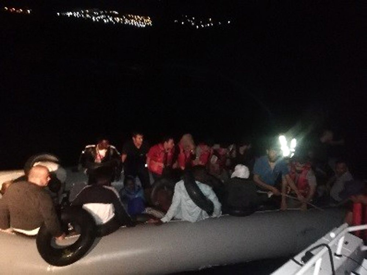 Kuşadası\'nda 10\'u çocuk 39 düzensiz göçmen yakalandı