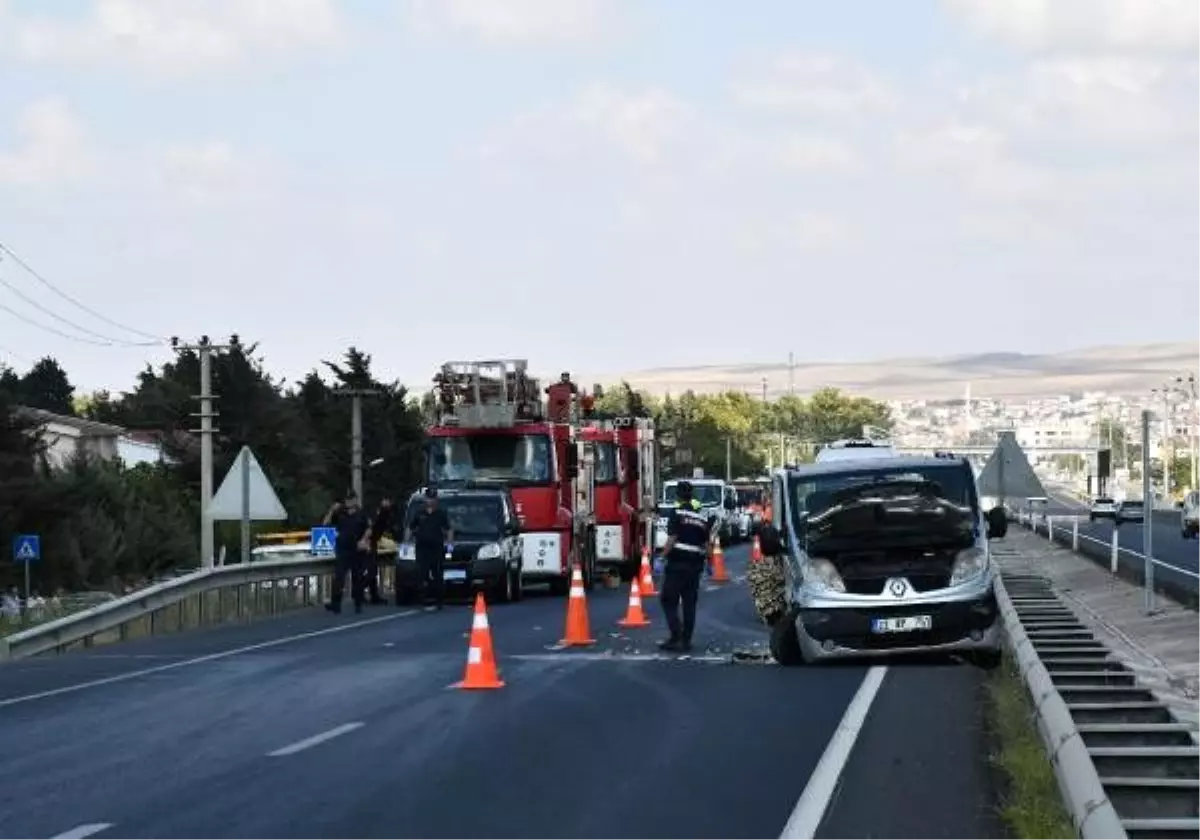 Minibüs bariyerlere çarptı: anne ile kızı öldü, baba ve 2 çocuğu yaralı