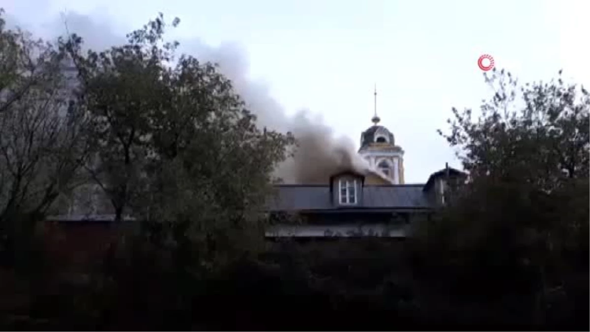 Moskova\'da Tarihi Manastırda Yangın