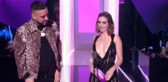 MTV Müzik Ödüllerinde sahneye çıkan French Montana, Alison Brie'nin dekoltesinden gözünü alamadı