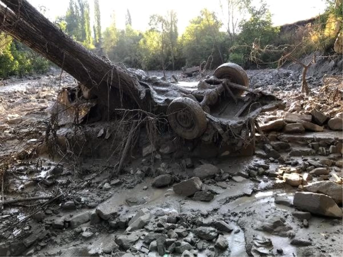 Erzurum\'daki sel felaketinde köprü yıkıldı, araçlar sürüklendi