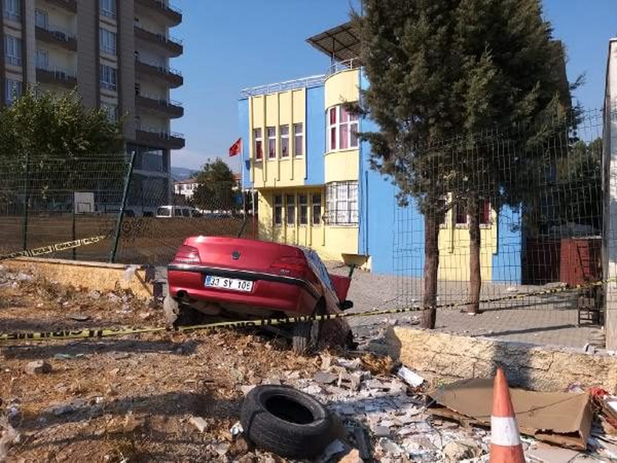 Otomobil okul duvarına çarptı: 2 yaralı