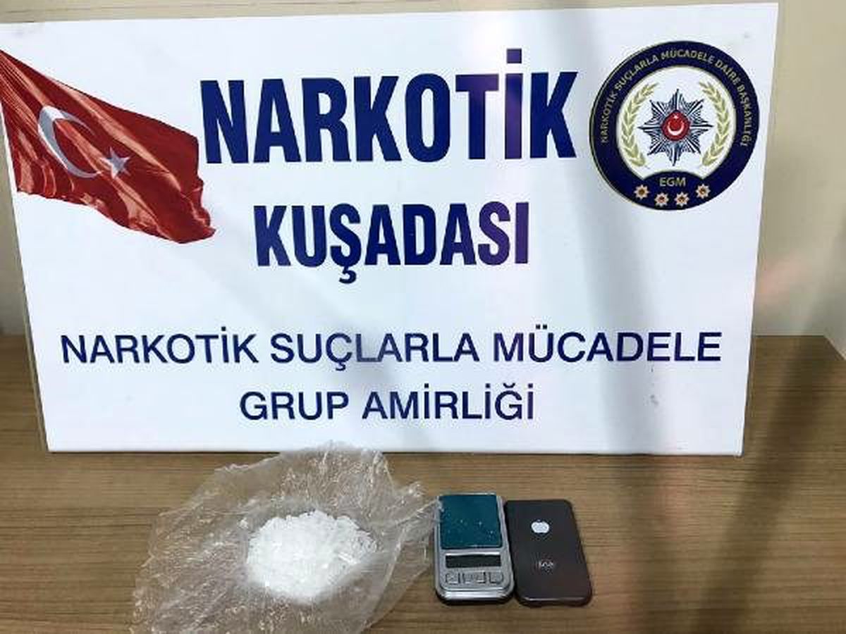 Otomobilde uyuşturucu ve ruhsatsız silahla yakalanan 3 kişiye gözaltı