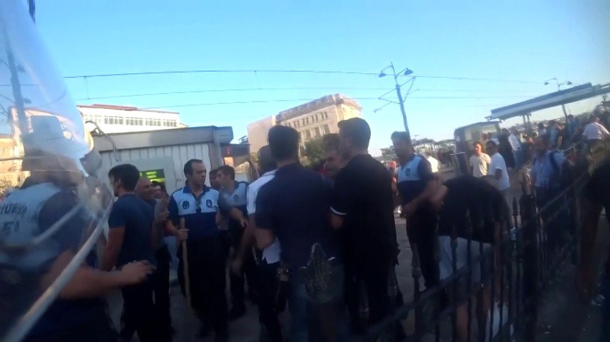 (Özel) Galata Köprüsü\'nde seyyar satıcılar zabıtaya sopayla saldırdı