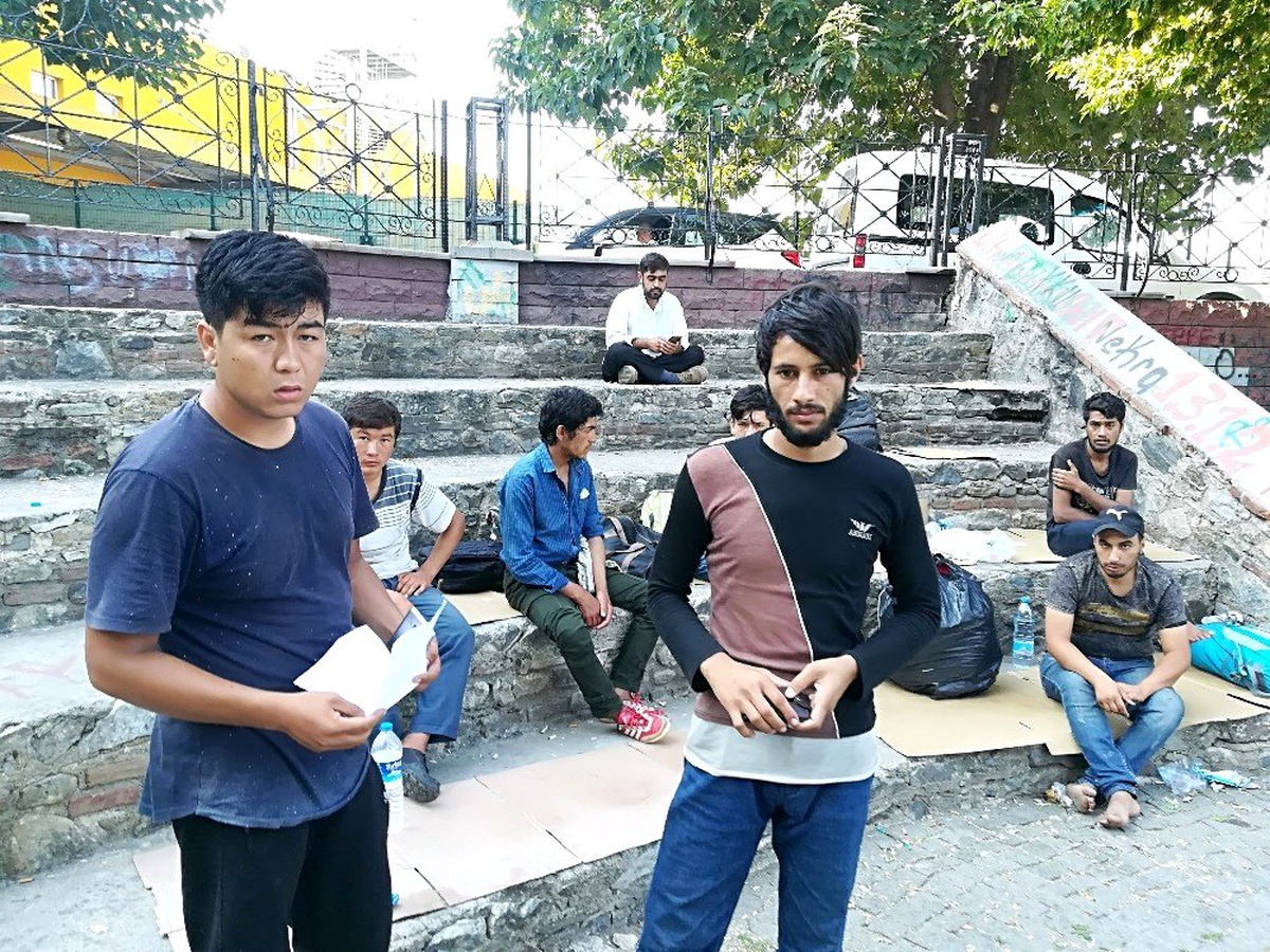 Parkta sabahlayan yabancı uyruklu gençler, verdikleri rahatsızlıktan dolayı özür dilediler