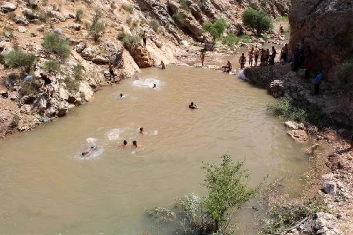 Serinlemek isteyen gençler iş makinesi ile doğal havuz yaptırdı