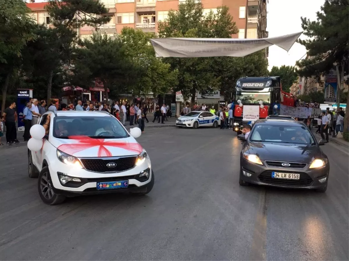 Sünnet olan çocuklara Mehteran eşliğinde tırla şehir turu