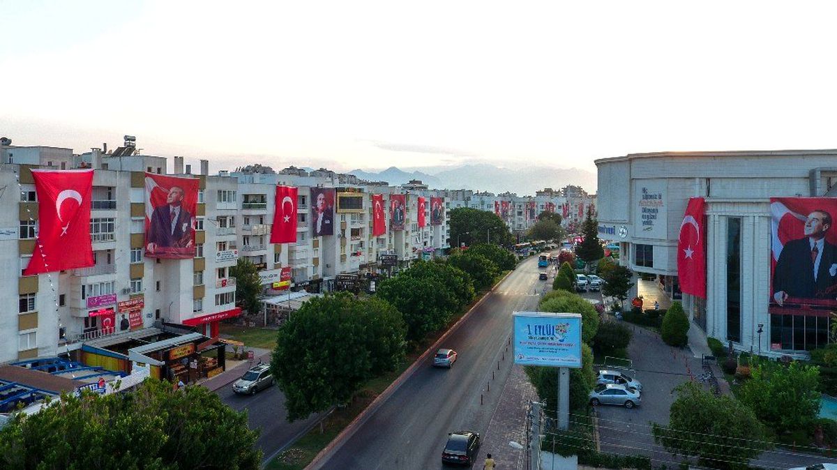 2 kilometrelik cadde 30 Ağustos için dev bayraklarla donatıldı