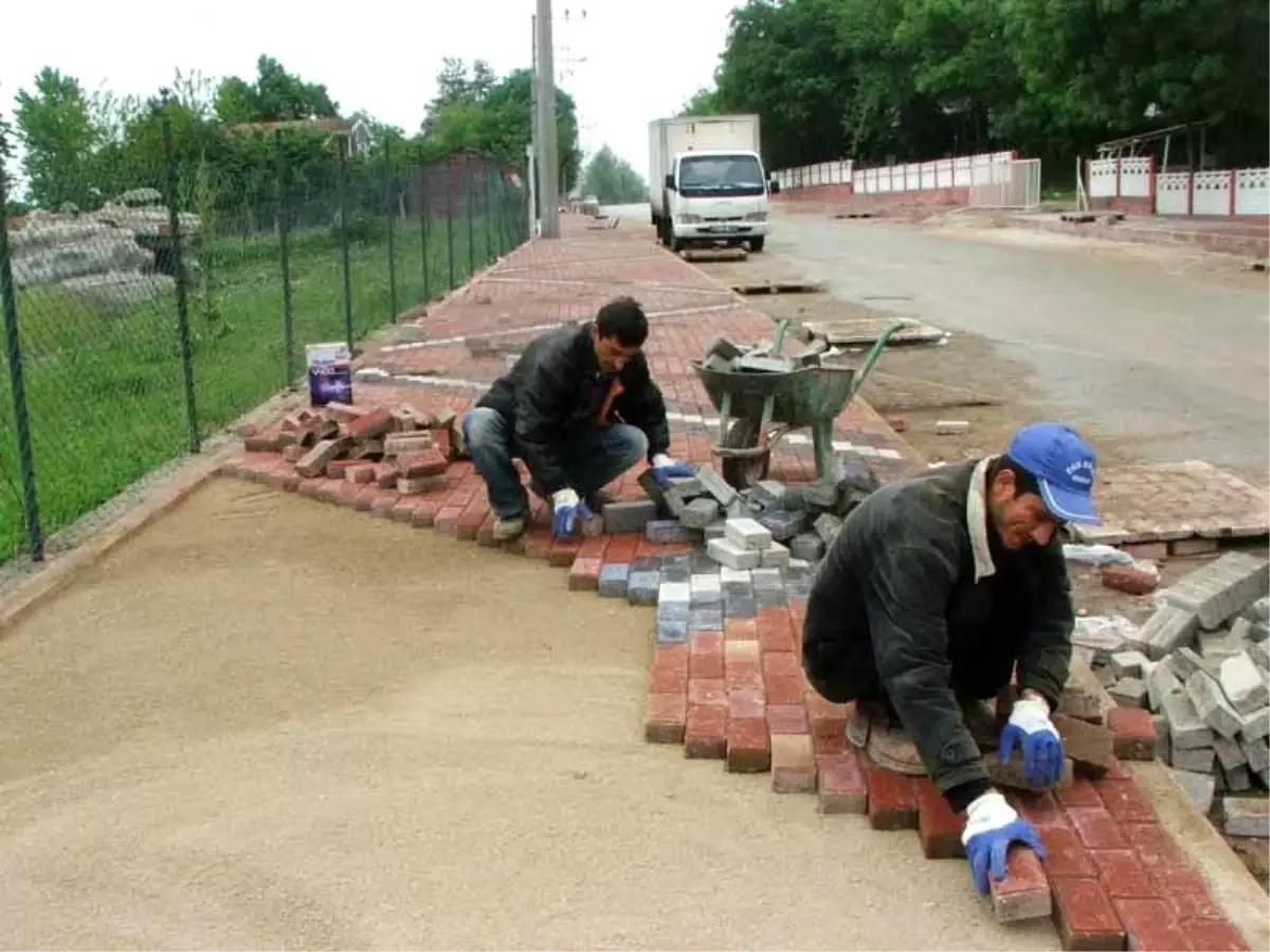 4 ilçeye 24 bin metrekare parke yol