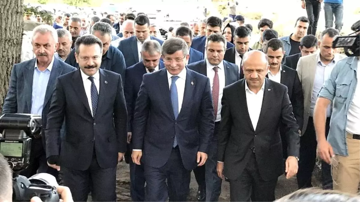 Ahmet Davutoğlu hakkında \'Anayasayı ihlal\'den suç duyurusu