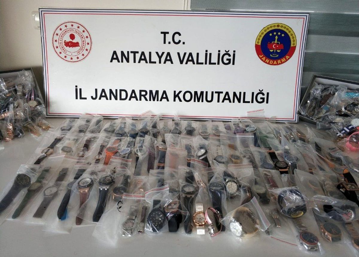Antalya\'da 588 adet kaçak kol saati ele geçirildi