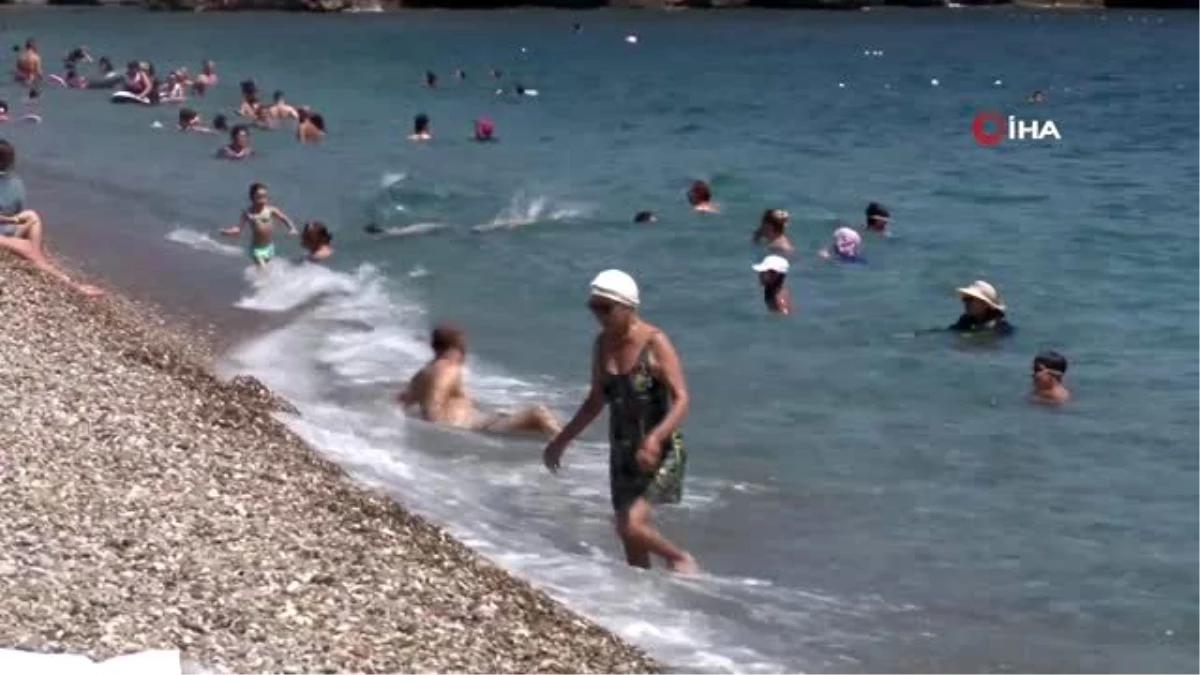Antalya\'da sıcaklık 39 dereceye dayanınca tatilciler sahillere akın etti
