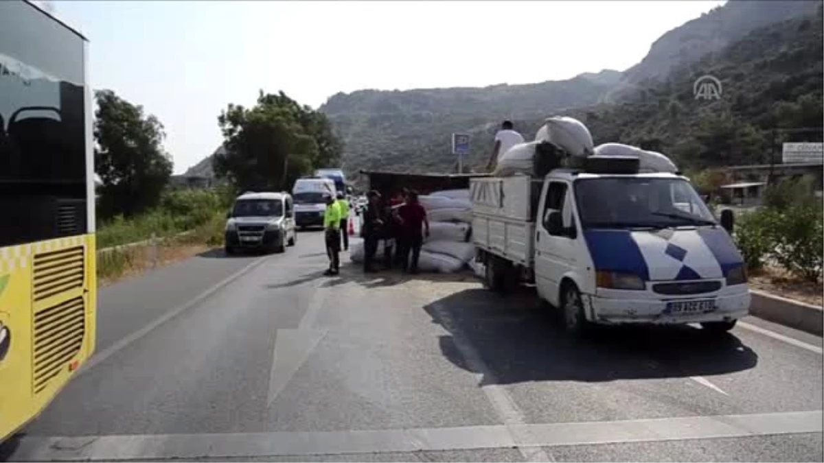 Aydın\'da kamyon devrildi: 1 yaralı