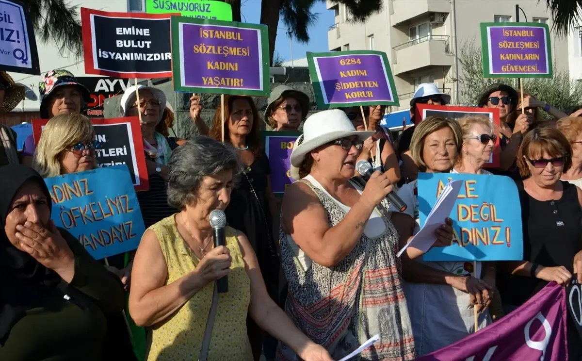 Ayvalık\'ta kadına yönelik şiddet protesto edildi