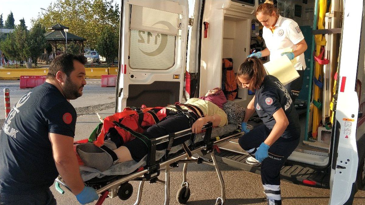 Çatıdan düşen genç kız ambulans helikopter ile hastaneye kaldırıldı