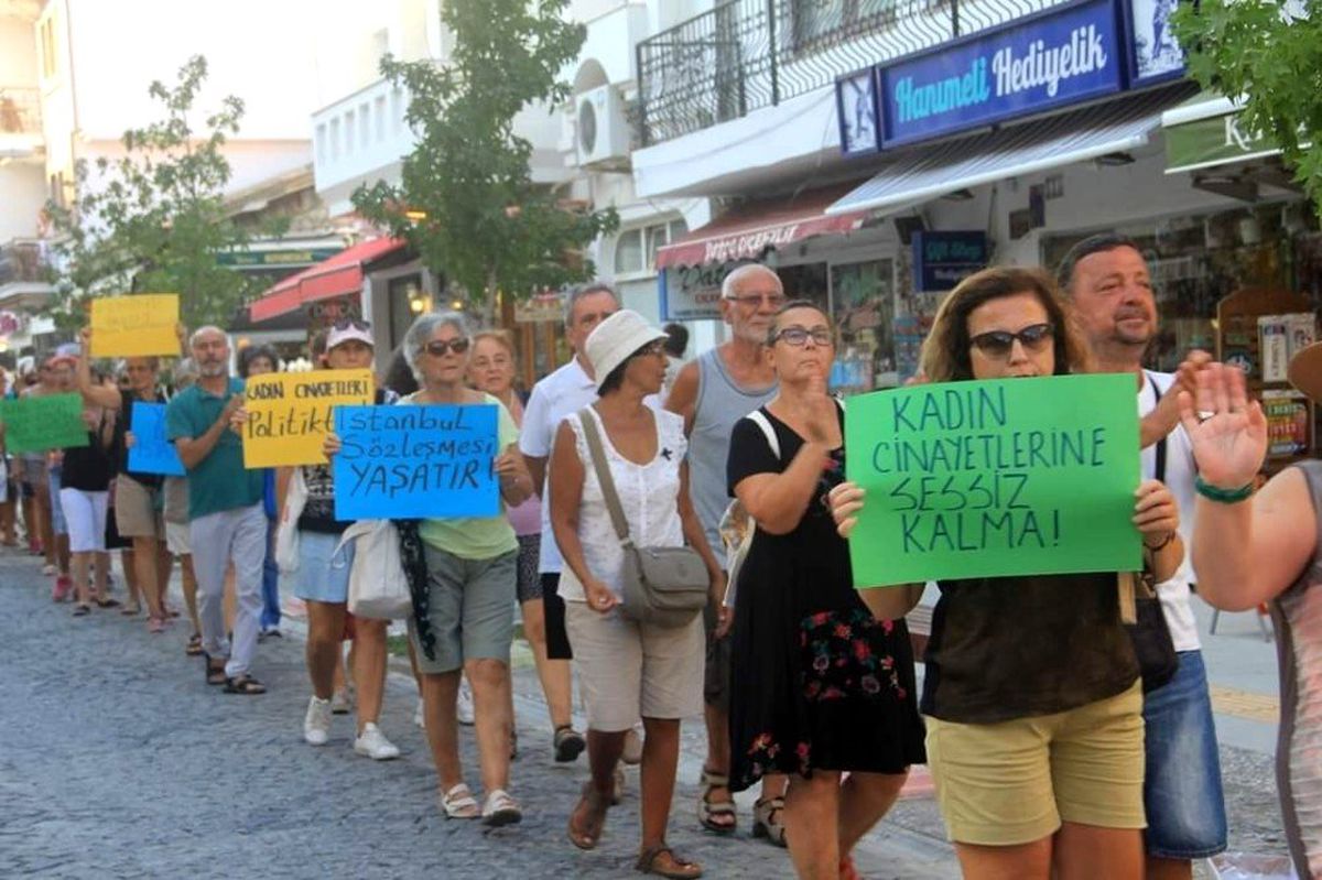 Datçalı ka­dın­lar, ka­dı­na şiddete tepki için yü­rü­dü