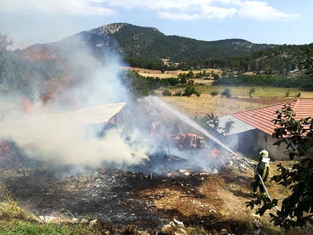 Denizli\'de çıkan yangında odunluk kullanılamaz hale geldi