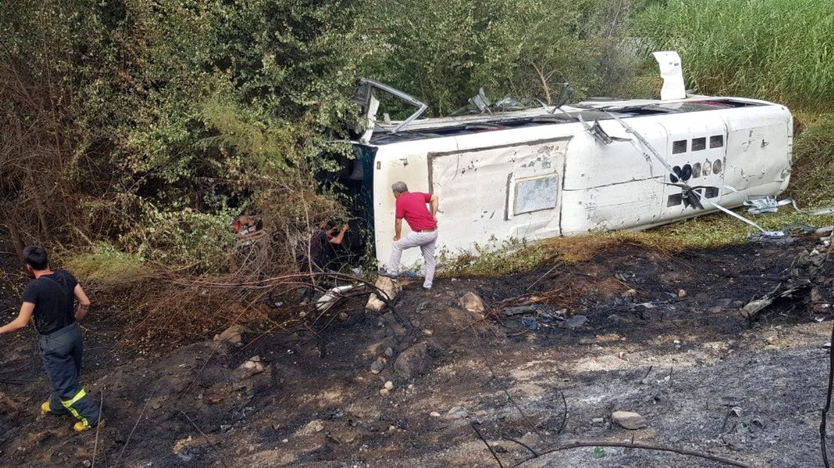 Devrilen servis otobüsü alev aldı, çok sayıda yaralı var