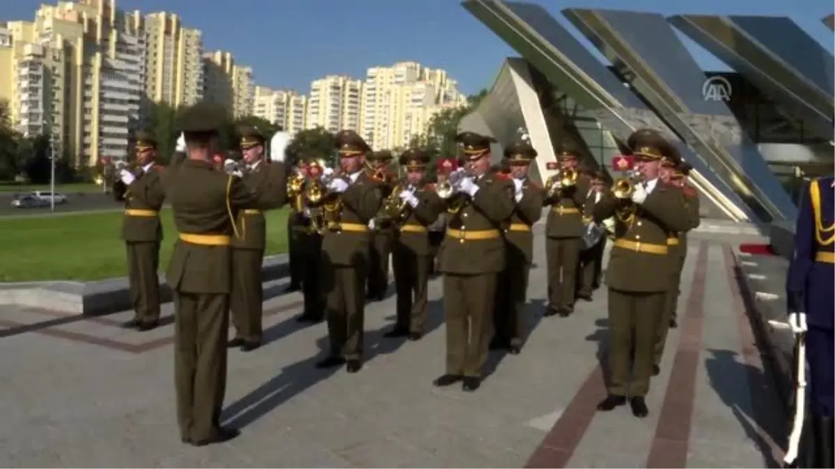 Dışişleri Bakanı Çavuşoğlu, "Minsk - Kahraman Şehir Anıtı"na çelenk koydu