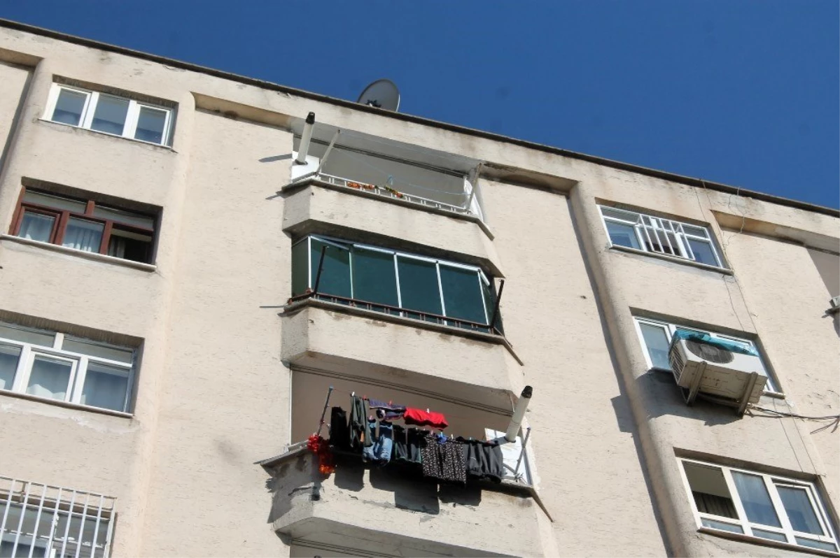 Diyarbakır\'da balkon camı tost yiyen gencin kafasına düştü
