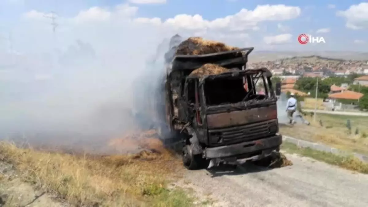 Elektrik tellerine takılan kamyon samanlarla birlikte kül oldu