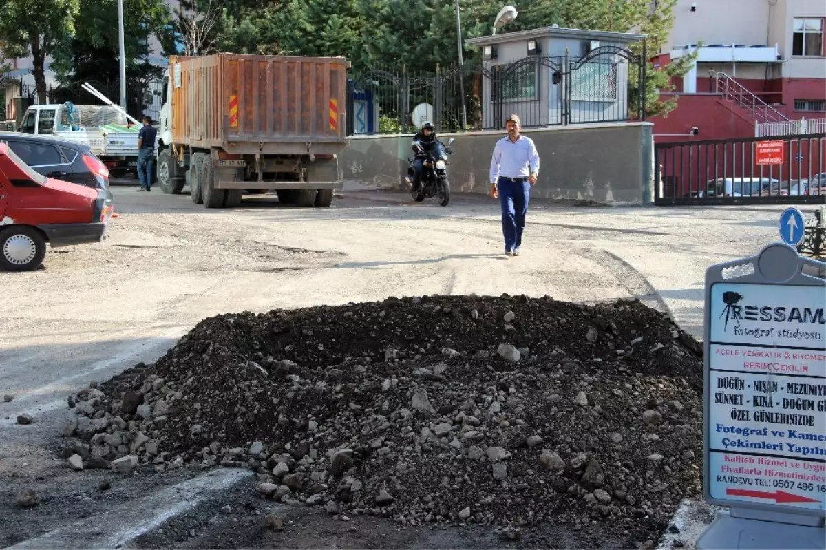 Emniyet Müdürlüğü önünde lastiği patlayan kamyon paniğe neden oldu