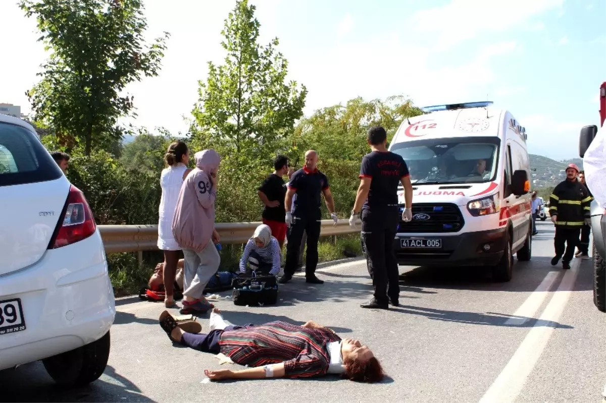 Halk otobusü ile çarpışan otomobilin motoru 50 metre sürüklendi: 1\'i ağır 4 yaralı