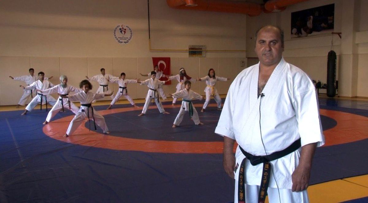 Hem ressam hem karate hocası